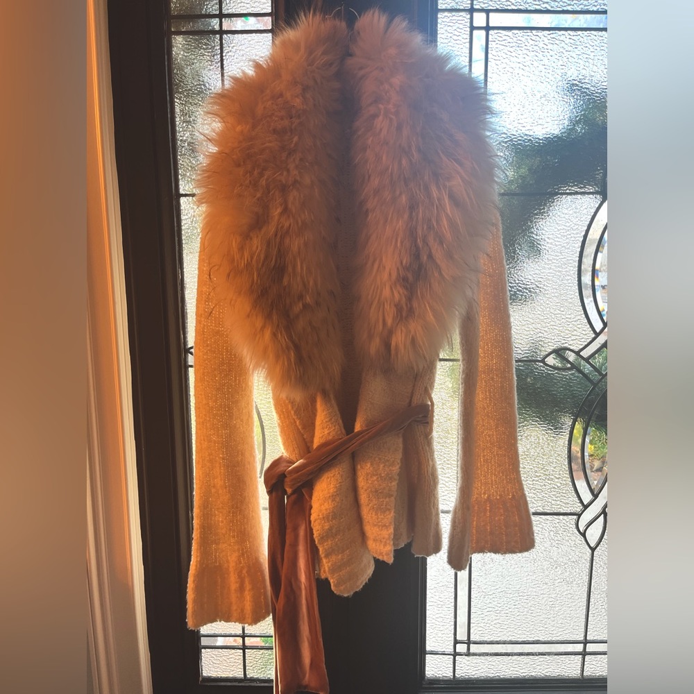 Cashmere sweater with 100% silk belt tie and real raccoon fur collar